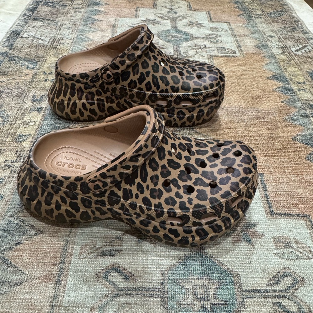 CROCS BAE CLOG SIZE 8 LEOPARD PRINT w8
